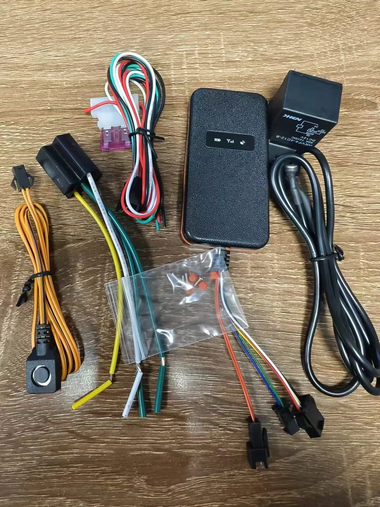 DYEGOO GT003N Vehicle Motorcycle Car GPS Tracker  Waterproof Multiple Alarm Remote Control Google Apple APP