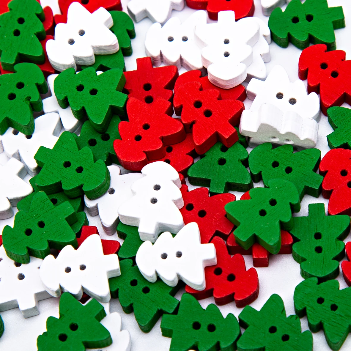 100pcs 13x11mm Wooden Red/Green/White Christmas Tree Buttons 2 Holes Cardmaking Scrapbooking DIY Crafts Sewing Xmas Decorations